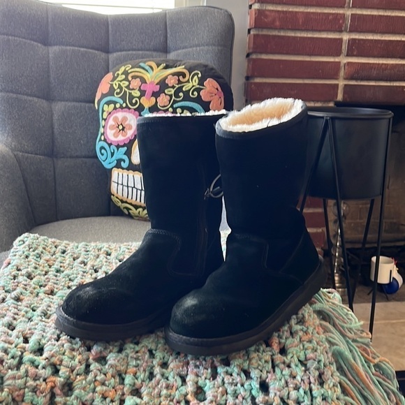 UGGs size 5 ladies mid calf leather zipper boots. Great condition. Wear on toe - Picture 3 of 7